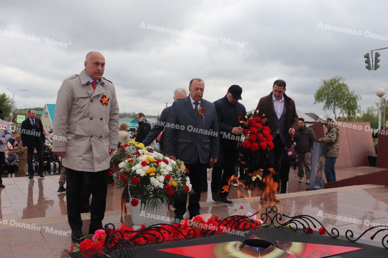 Азнакайда Бөек Җиңү бәйрәме традиция буенча Мәңгелек ут янган Җиңү мәйданыннан башланып китте