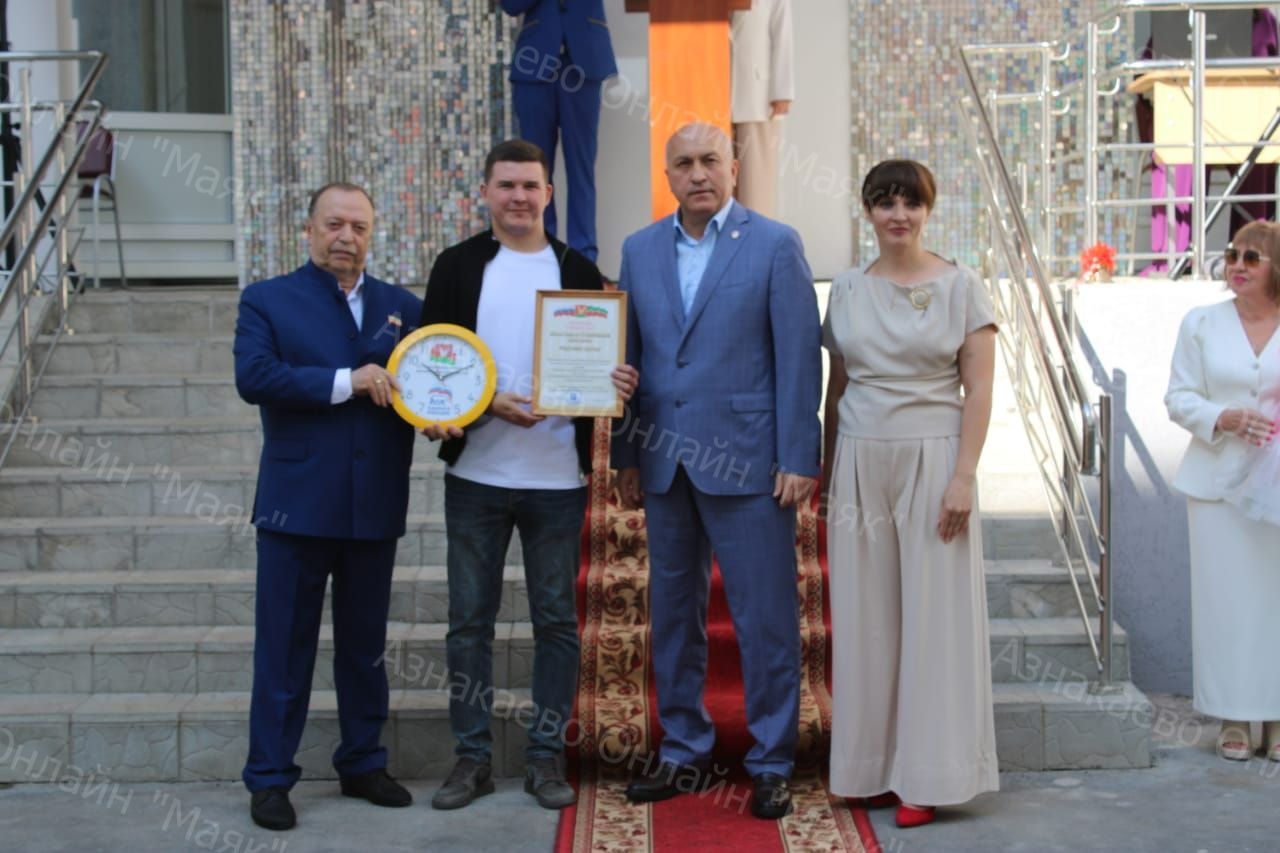 Азнакайның 7 нче мәктәбе укучылары яңа уку елын яңа мәктәптә каршы алдылар