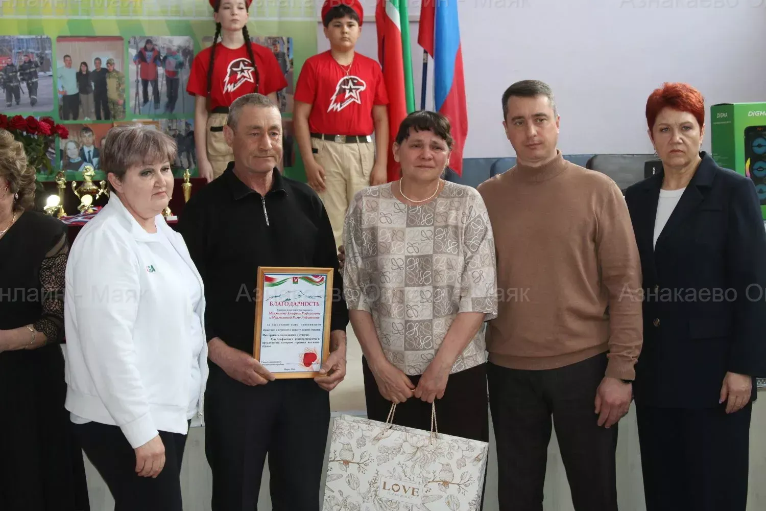 Җиңү бистәсе халкы Җиңү өчен көрәшкән батыр улын данлады Азнакай районы үз батырларын онытмый