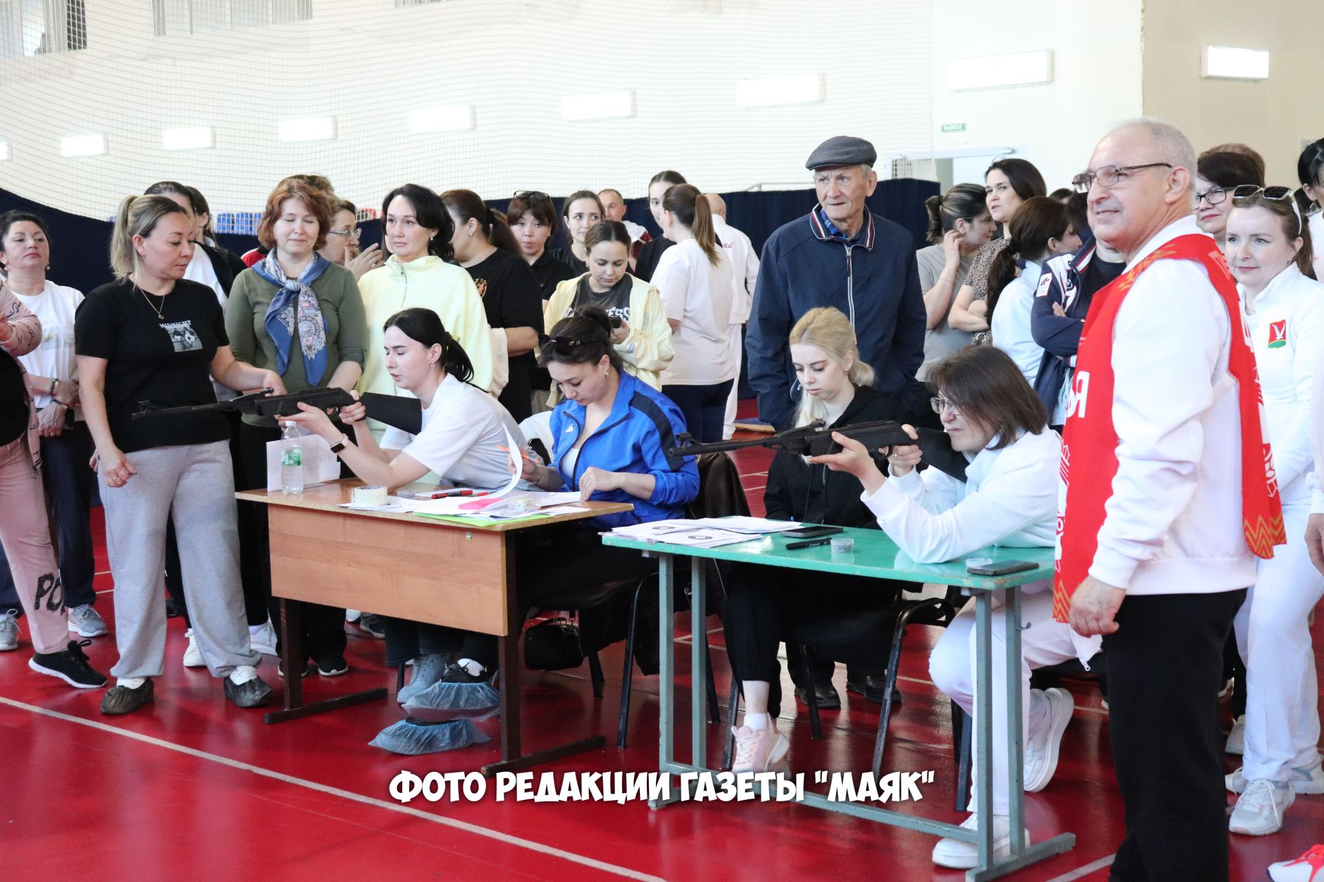 Сәламәтлеккә янә бер адым: район муниципаль хезмәткәрләре ГТО нормативларын тапшырды