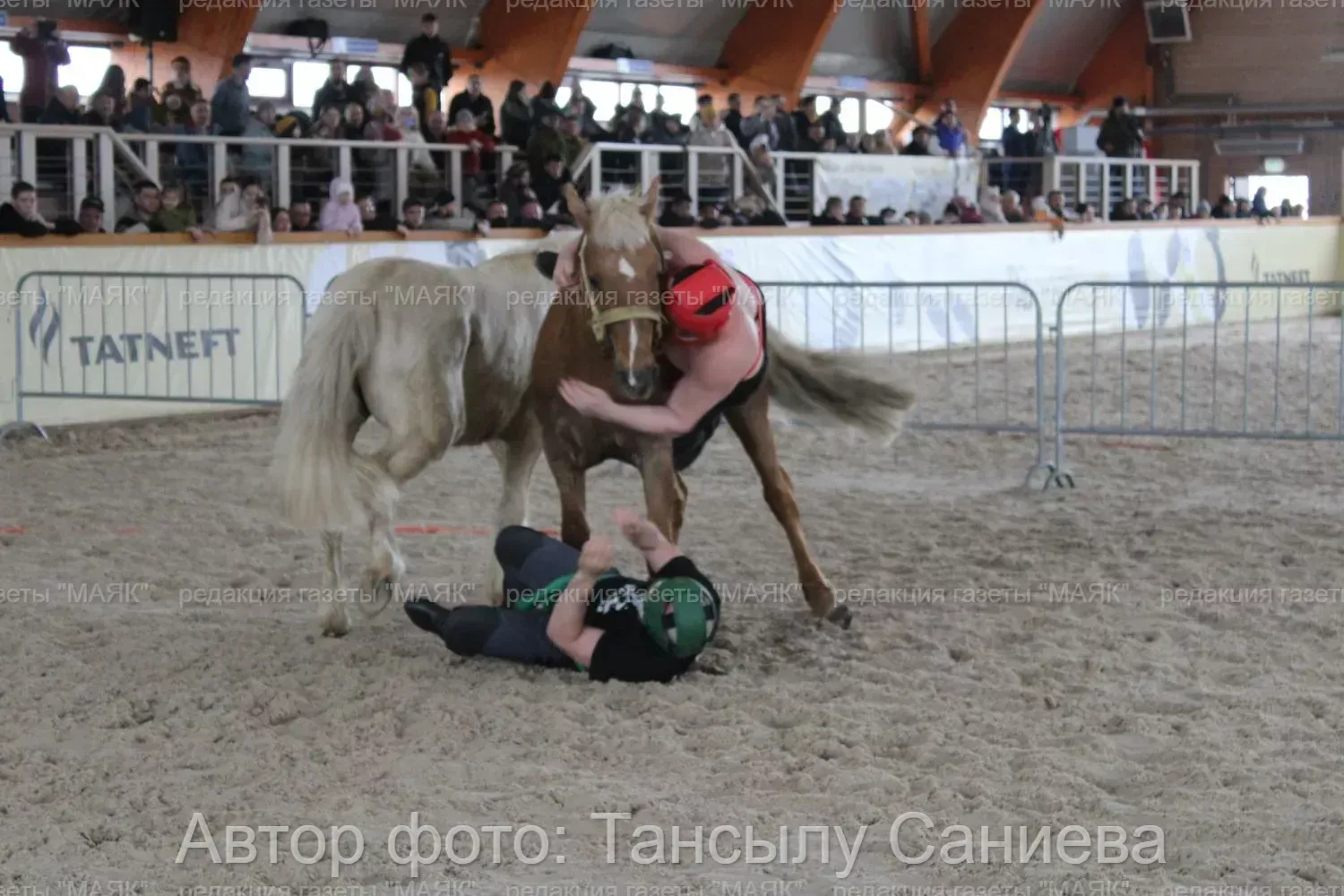 Актүбә бистәсендә ир-атлар ат өстендә көрәшәләр
