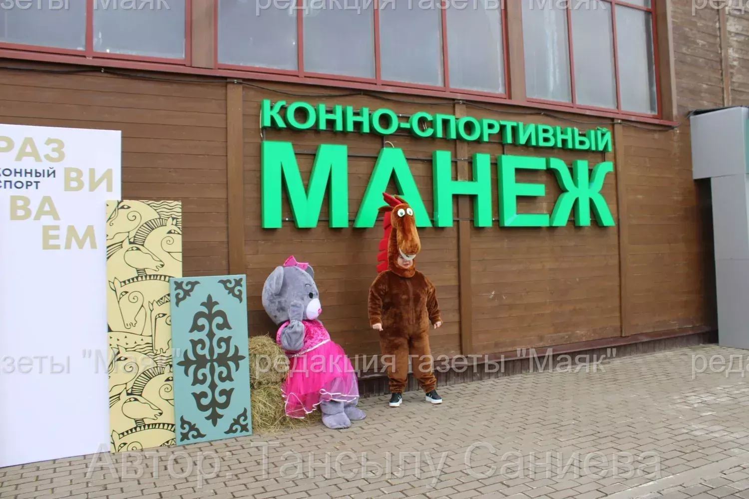 Актүбә бистәсендә ир-атлар ат өстендә көрәшәләр