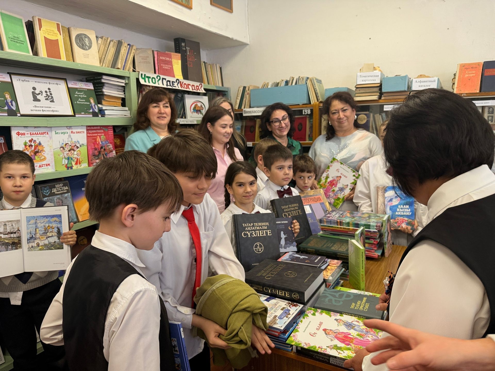 «Татнефть» хәйрия фонды Җиңү бистәсе мәктәбенә 442 китап бүләк итте