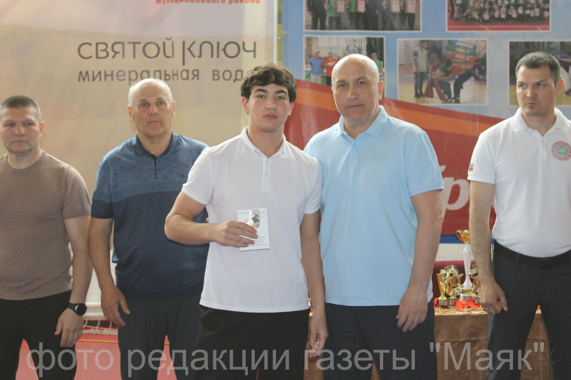 Азнакай көрәшчеләре батырлар истәлегенә келәмдә көч сынашты