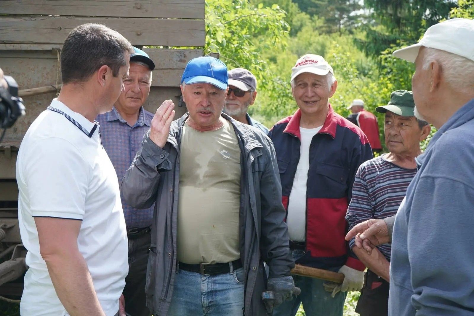 На старо-татарском кладбище в Азнакаево прошёл субботник с участием земляков