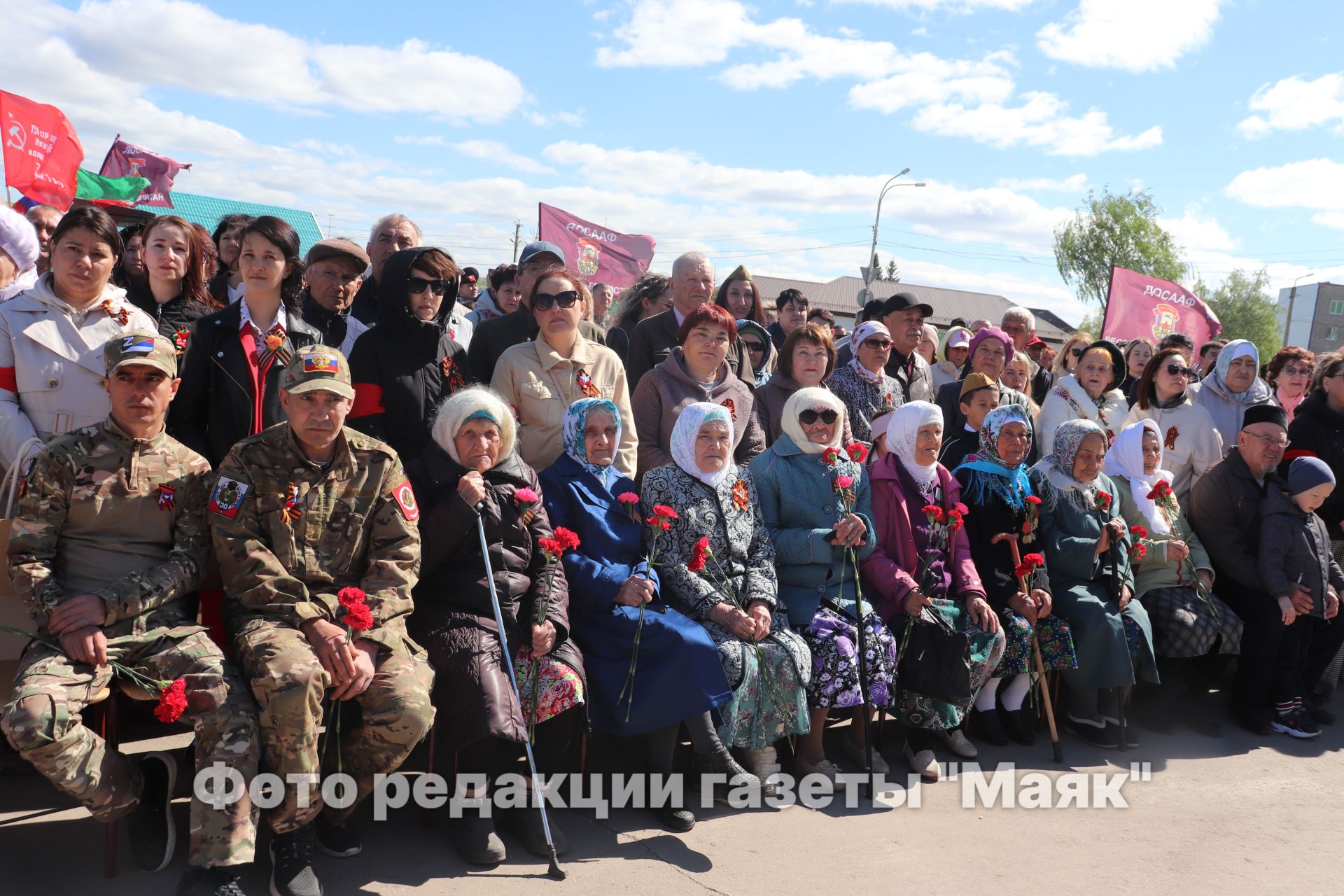 Азнакай шәһәре Җиңү мәйданындагы мемориаль комплекста веноклар, чәчәк бәйләмнәре салынды