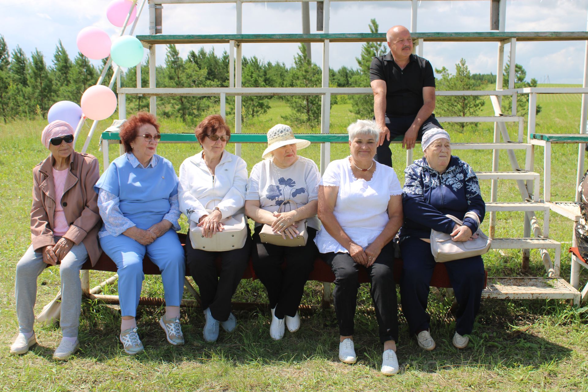 Азнакайда ветераннар Сабан туе узды: Урсайда өлкәннәр капчык киеп йөгерде, аркан тартты һәм биеде