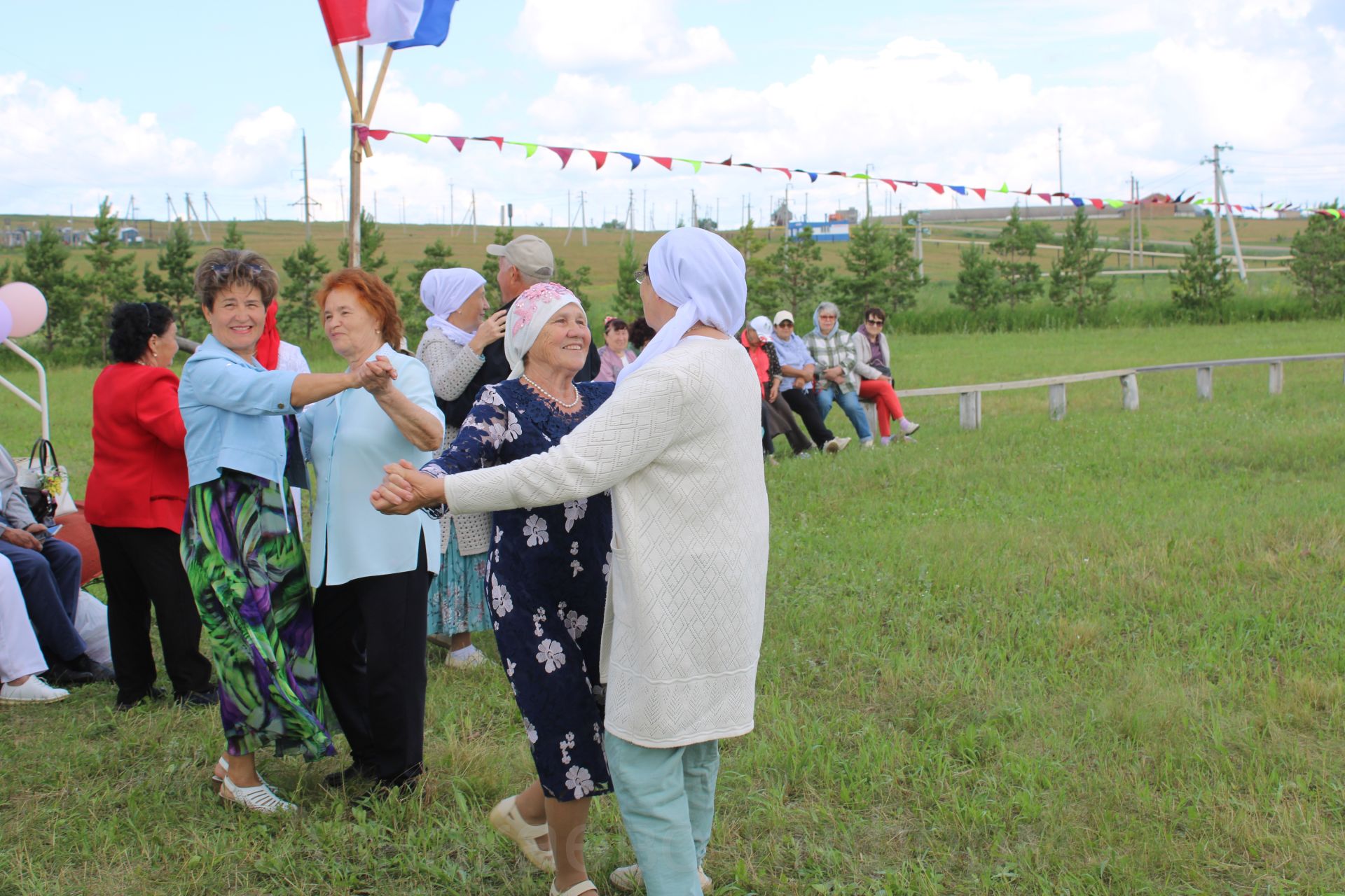 Азнакайда ветераннар Сабан туе узды: Урсайда өлкәннәр капчык киеп йөгерде, аркан тартты һәм биеде