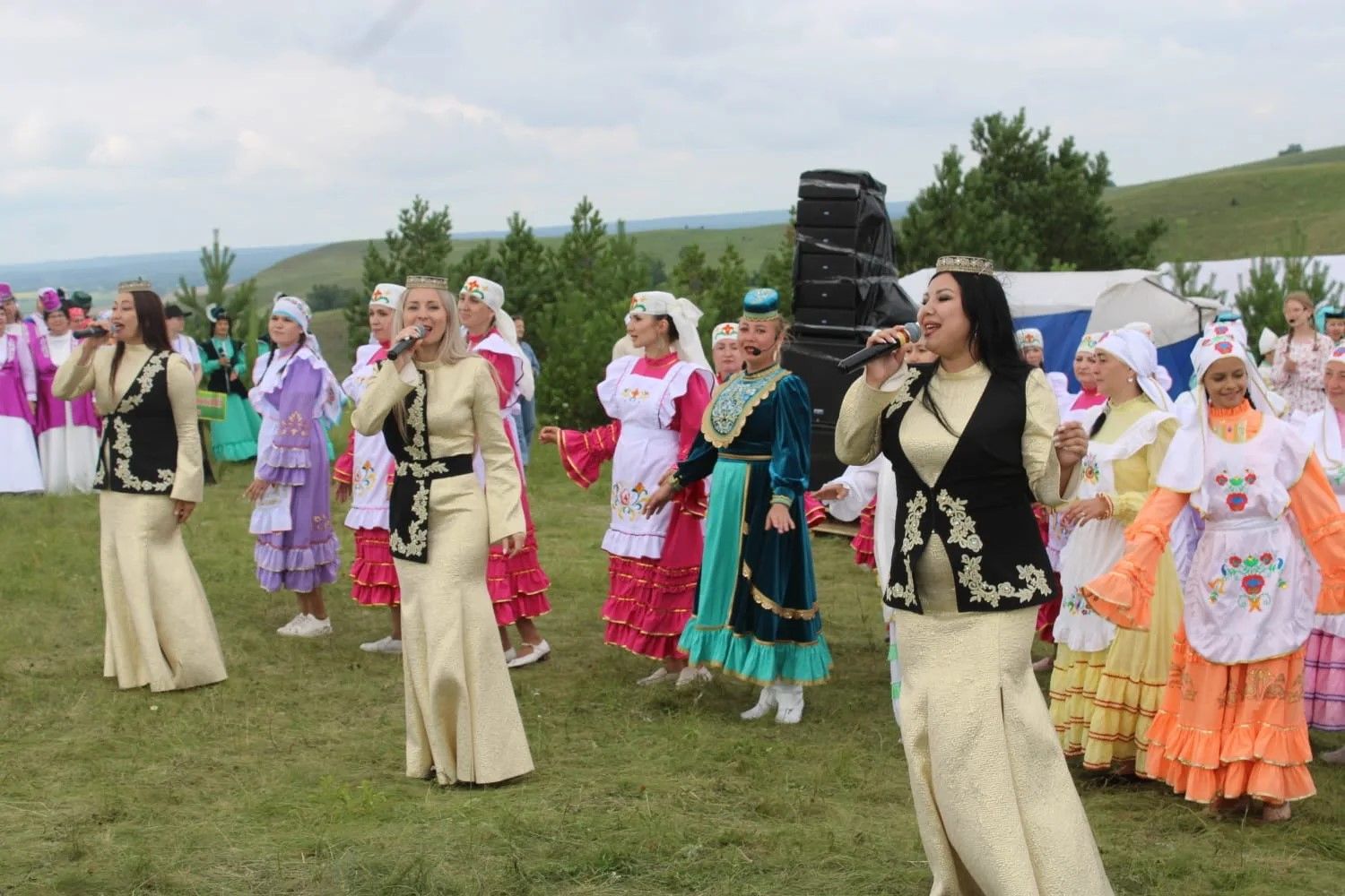 Азнакайда халыклар дуслыгы һәм милли моңнар бәйрәме - Чатыр тау җыены гөрләде