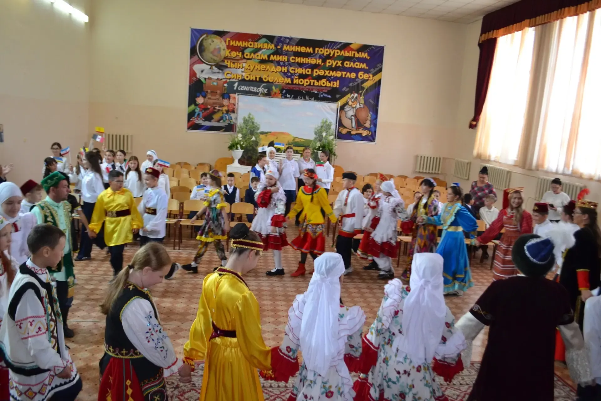 В Азнакаевской гимназии прошёл праздник «Россия говорит на многих языках»