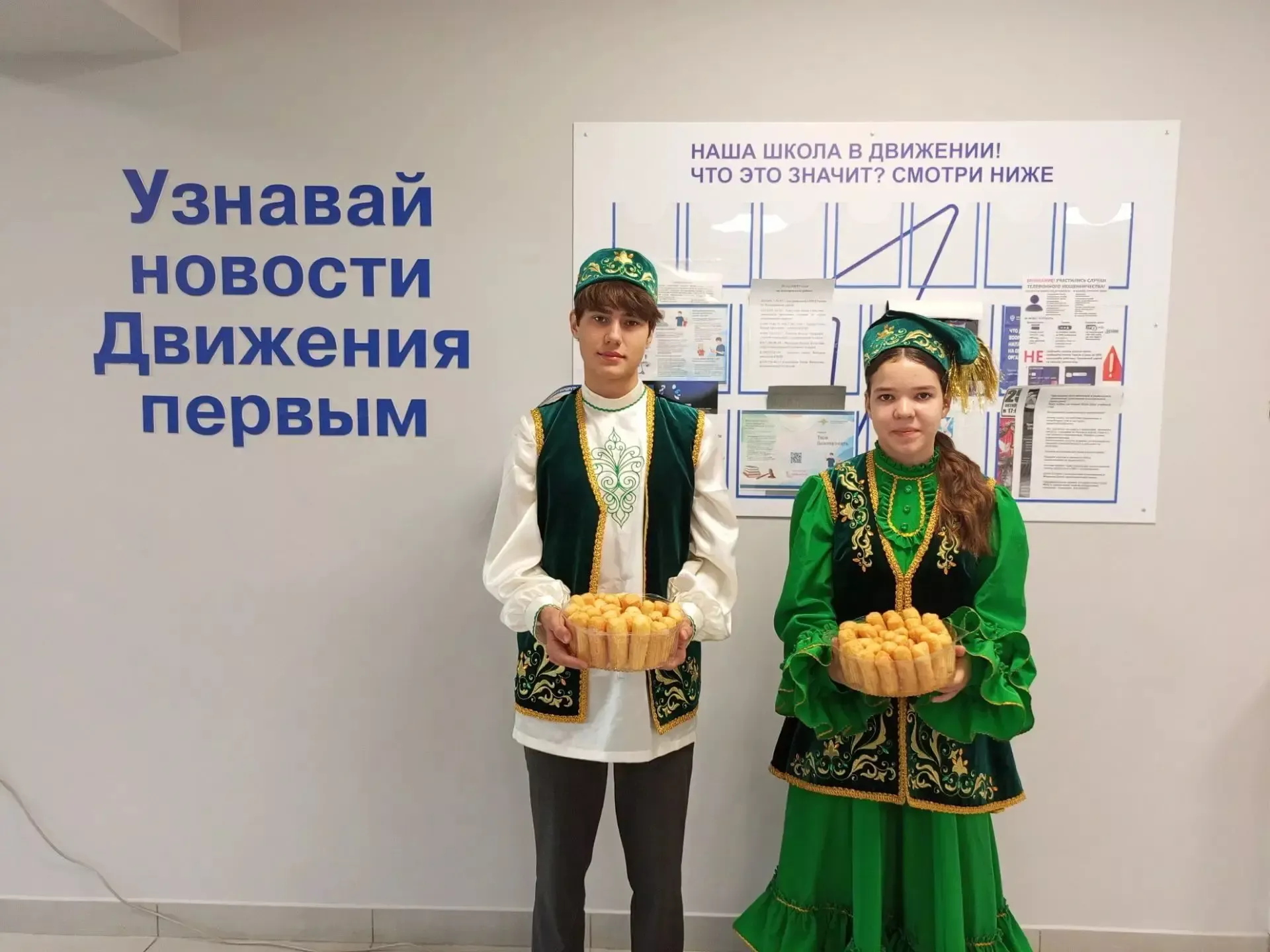 Өлкәннәр мәктәптә диктант язганнар