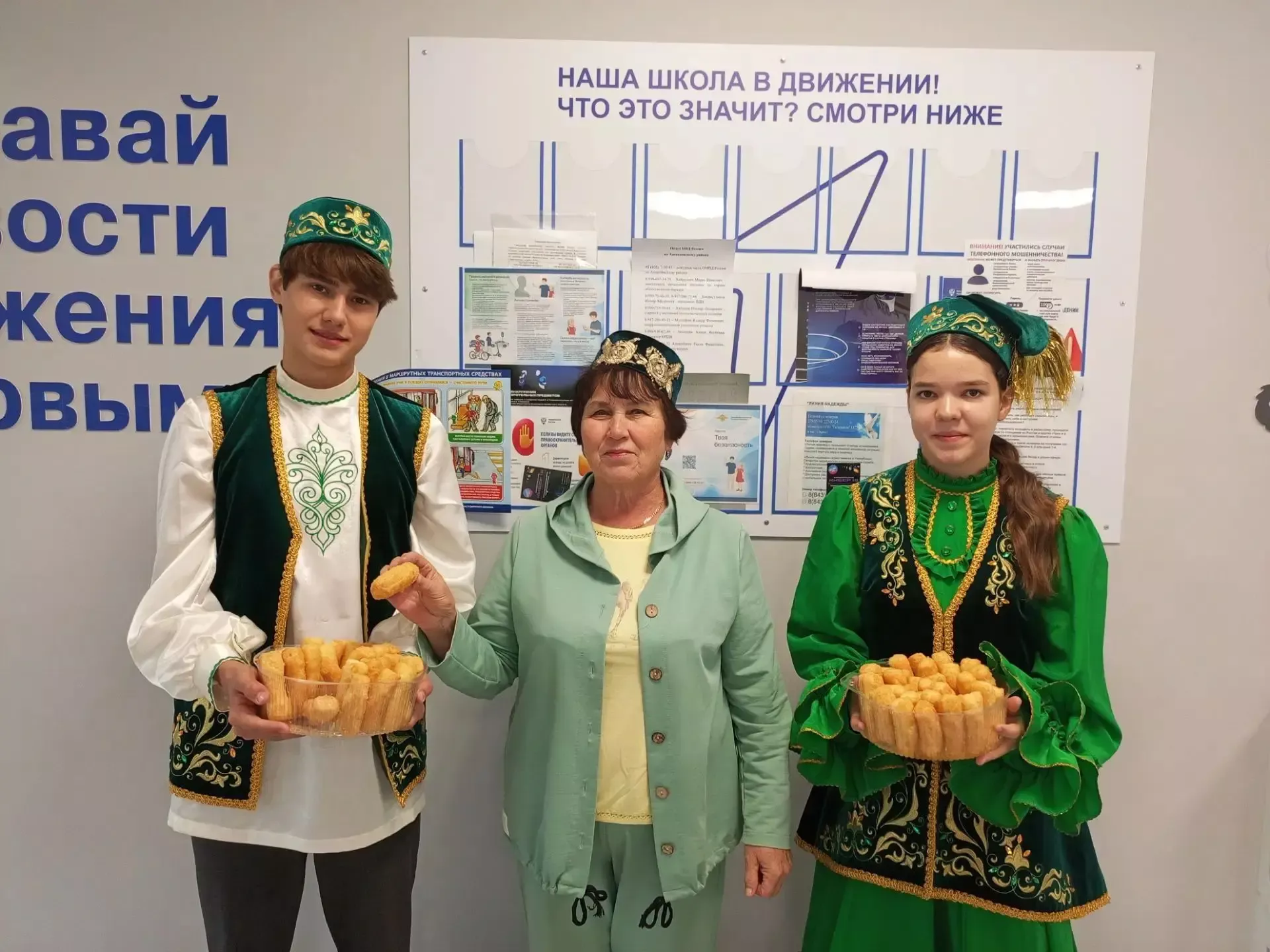 Өлкәннәр мәктәптә диктант язганнар