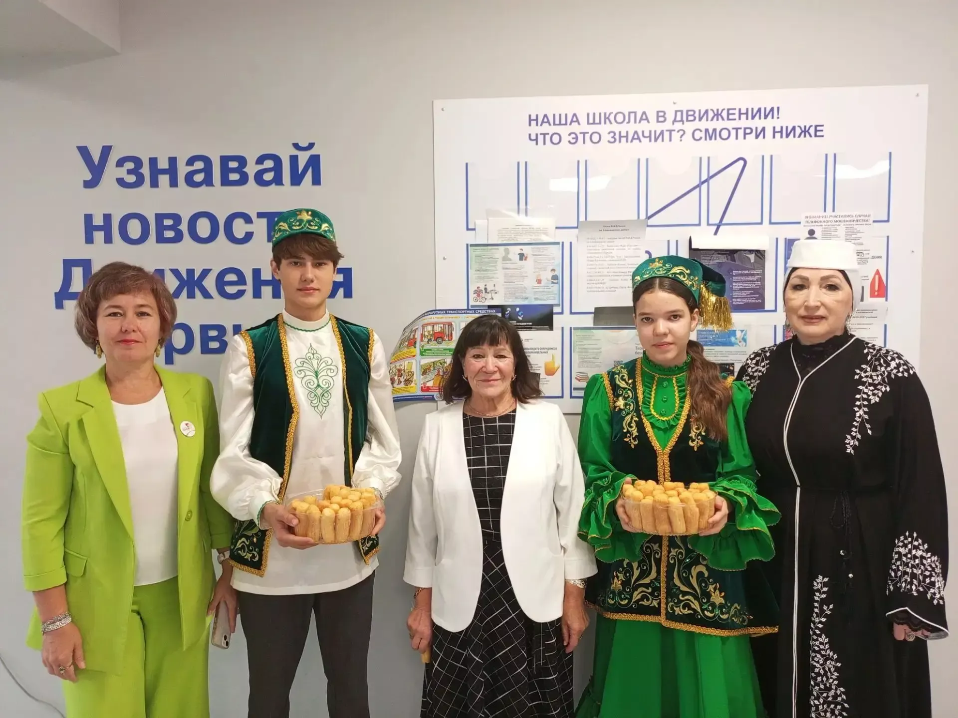 Өлкәннәр мәктәптә диктант язганнар