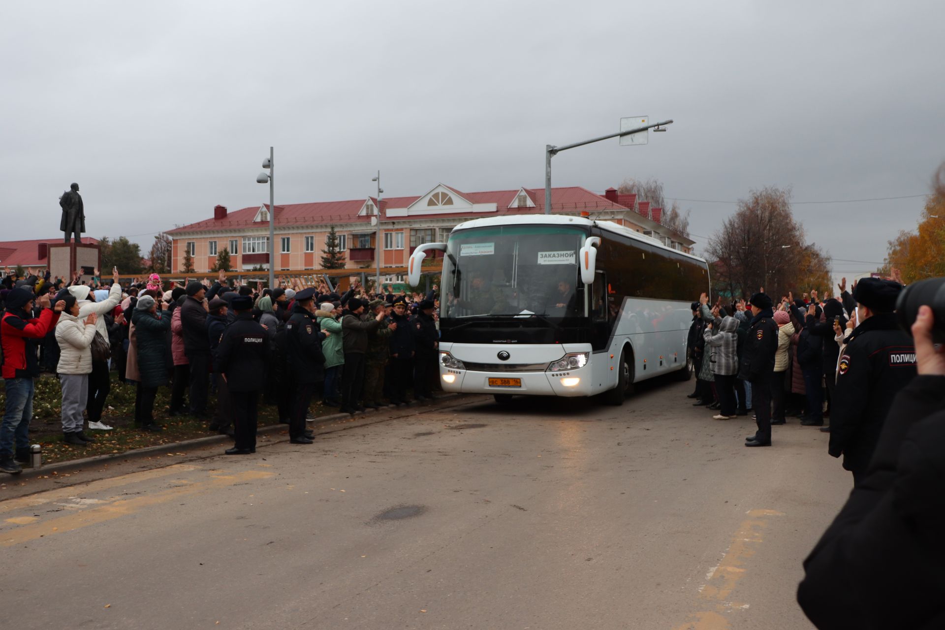 Азнакайдан мобилизацияләнгән 45 егетне хәрби өйрәнүләргә озаттылар