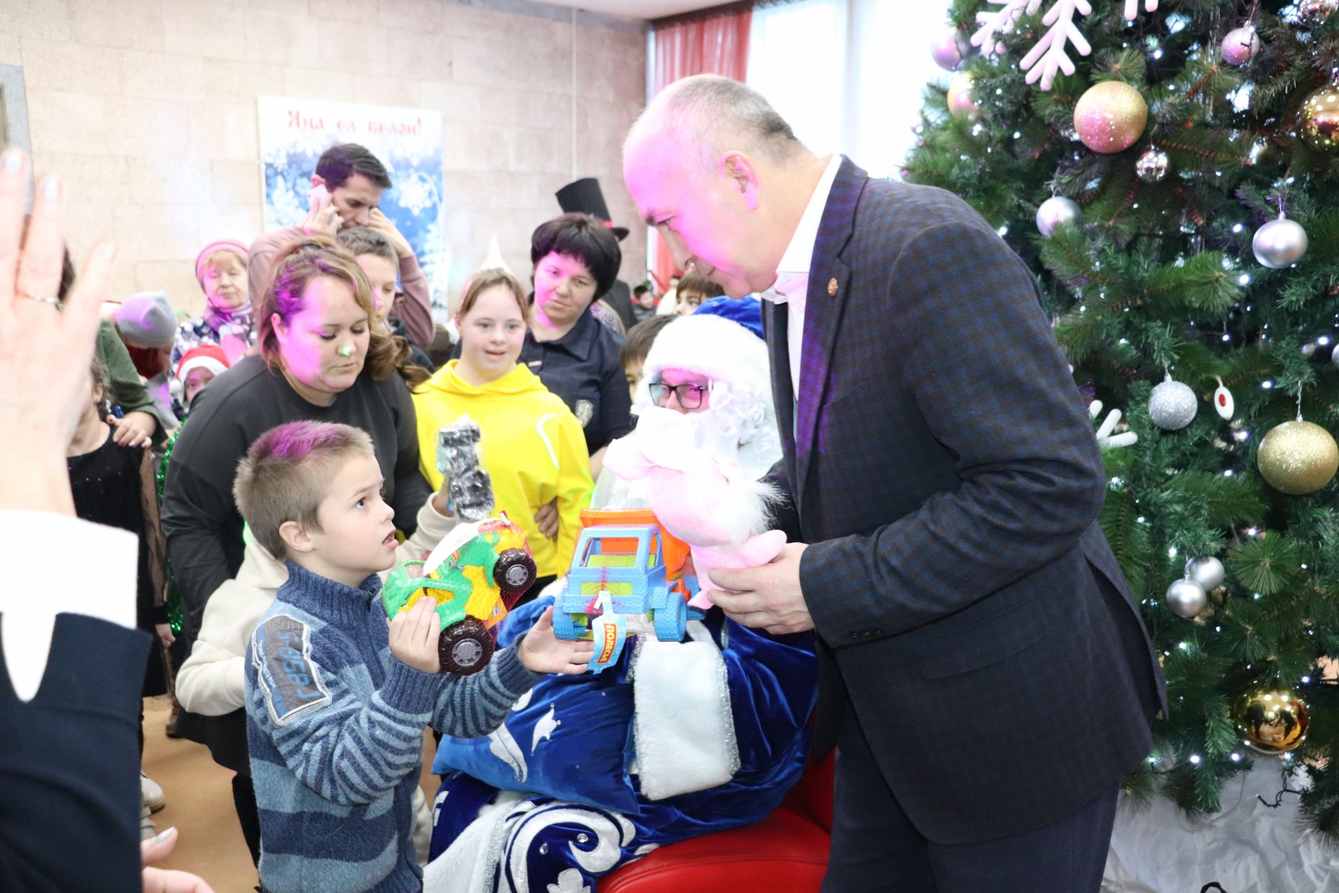 Азнакайда мөмкинлеге чикле балалар өчен Чыршы бәйрәме узды