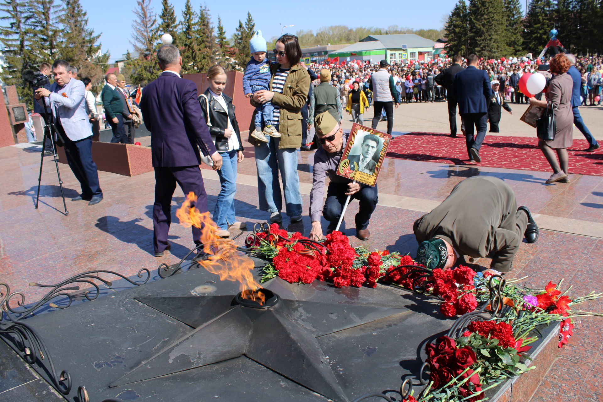 Хәтерлибез һәм горурланабыз: Азнакайда Бөек Җиңүнең 77 еллыгын билгеләп үтәләр