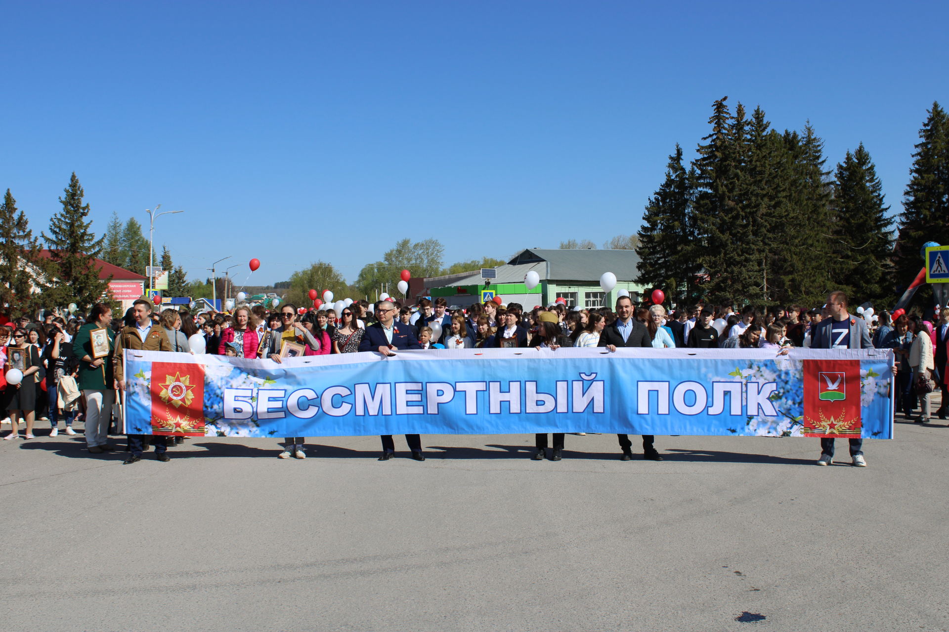 Хәтерлибез һәм горурланабыз: Азнакайда Бөек Җиңүнең 77 еллыгын билгеләп үтәләр