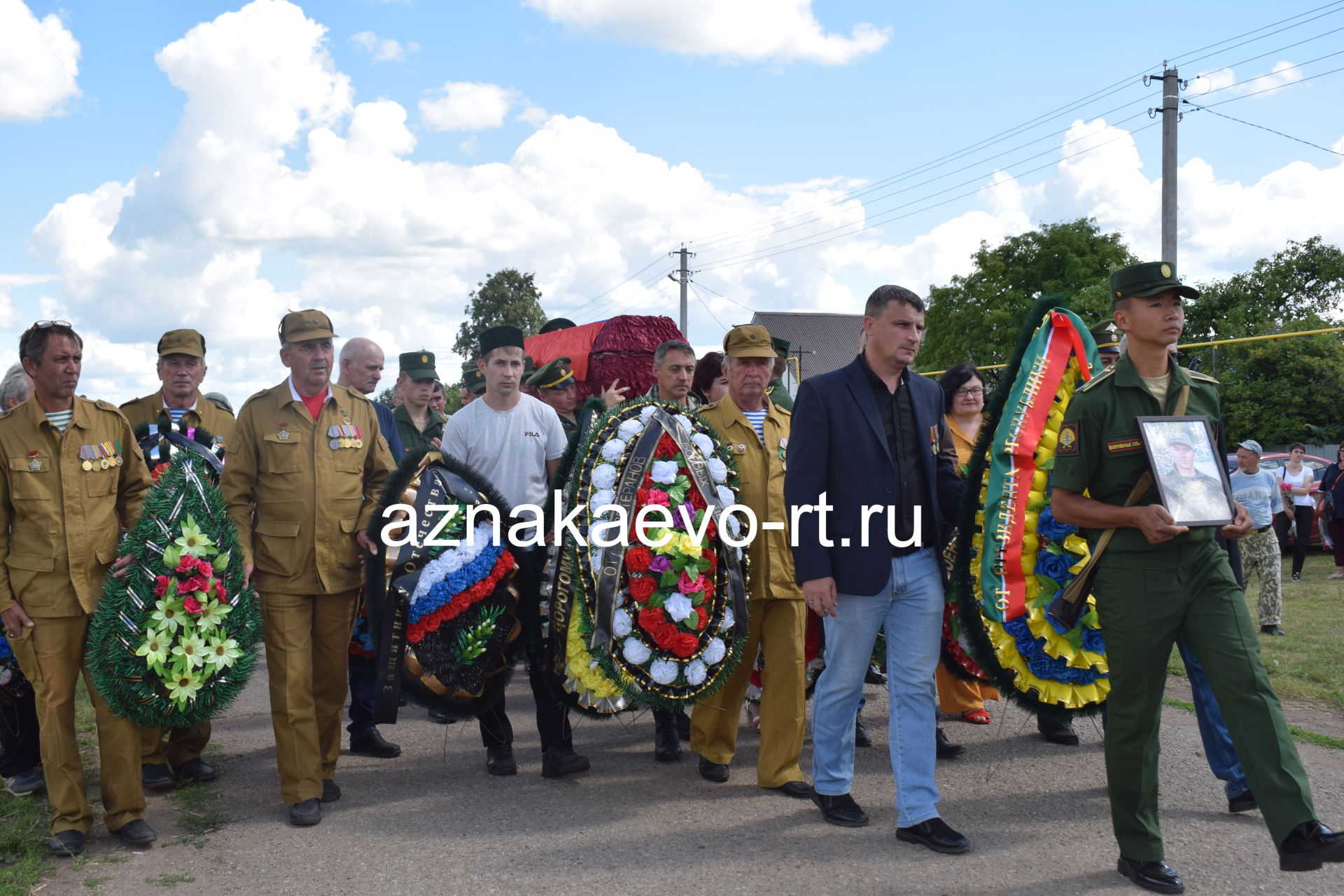 Азнакай батыр егете белән хушлашты