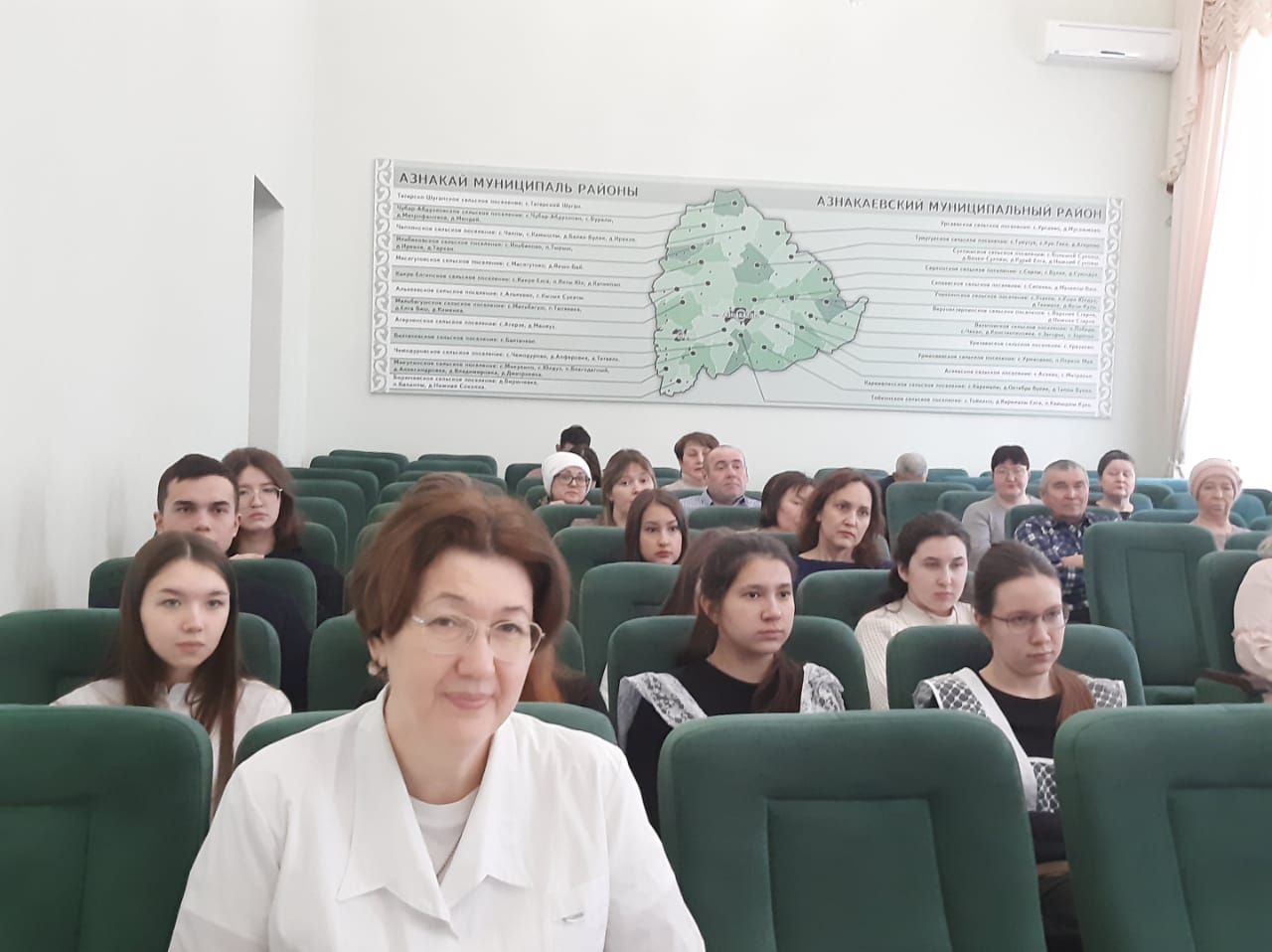 Азнакайда булачак табиблар җитәкчеләр, олпат остазлар белән очрашты