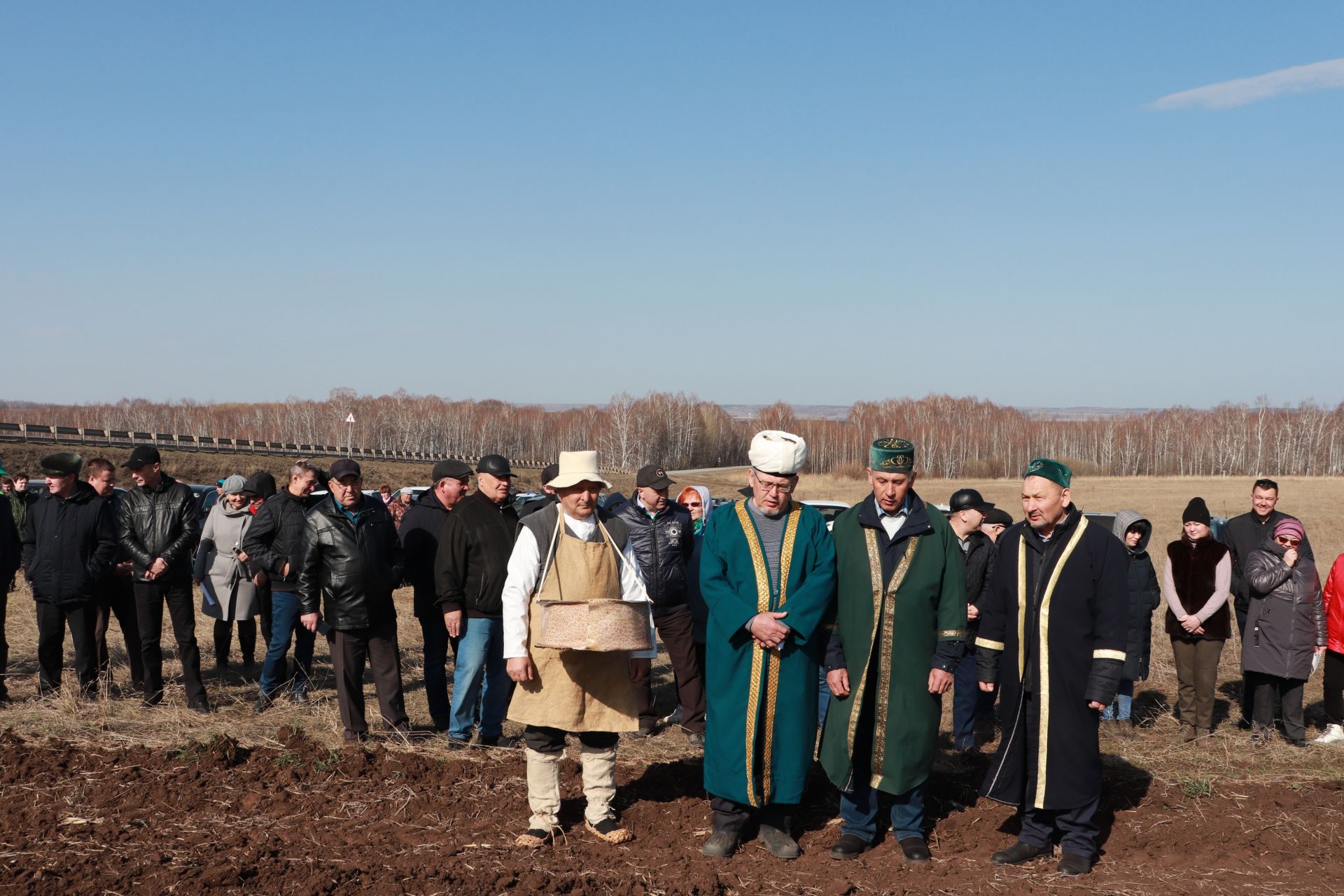 Азнакай басуларында эш гөрли