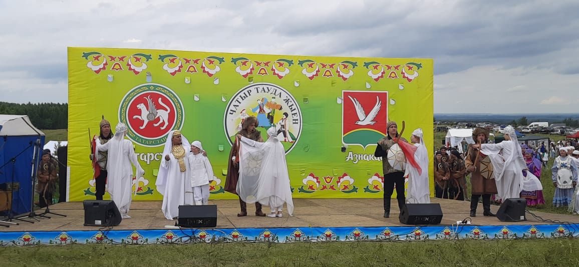 В Азнакаево прошел фестиваль «Чатыр тауда җыен»
