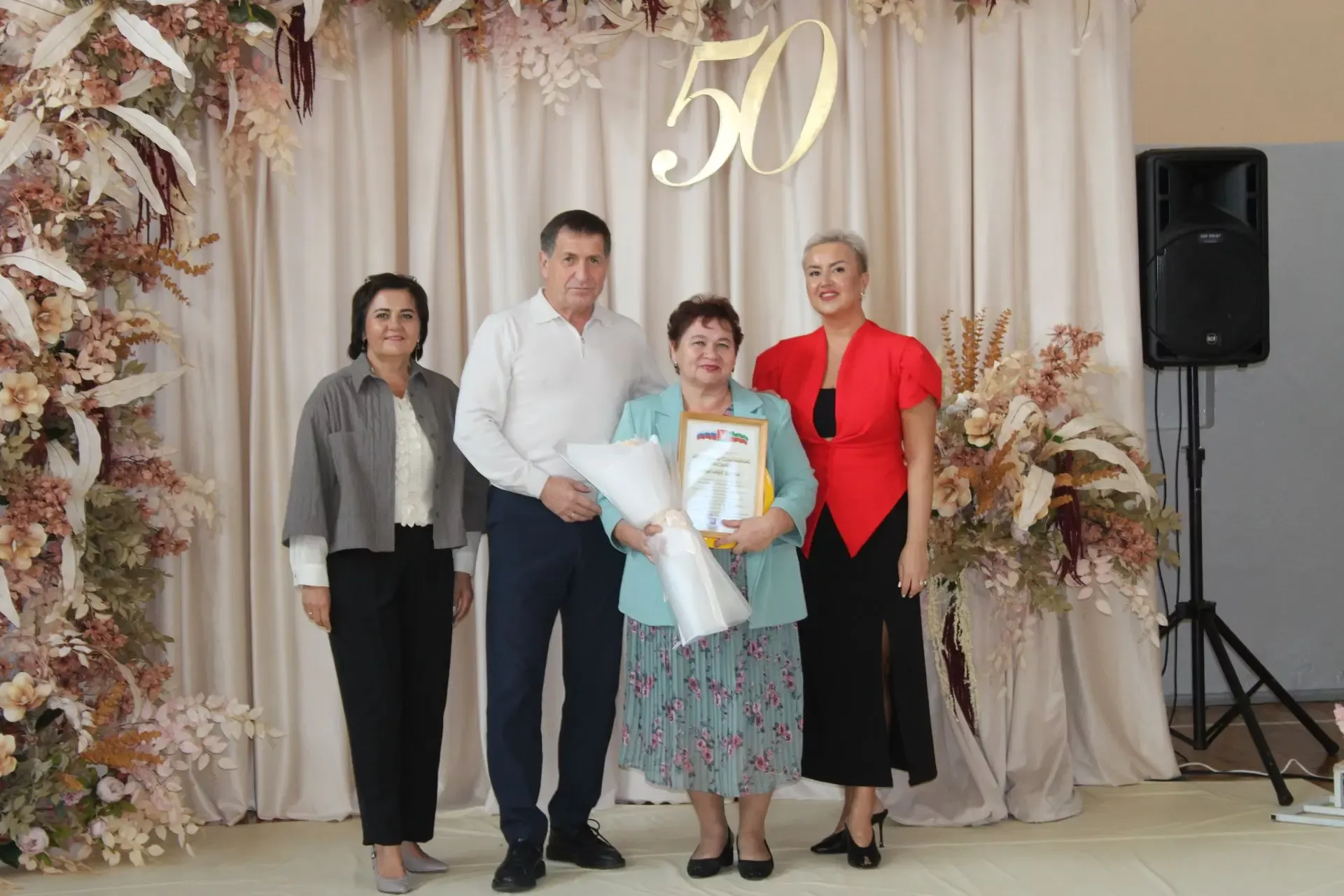 Бер мәктәп – меңләгән язмыш: Азнакайның 6 нчы мәктәбе 50 еллык юбилеен билгеләп үтте