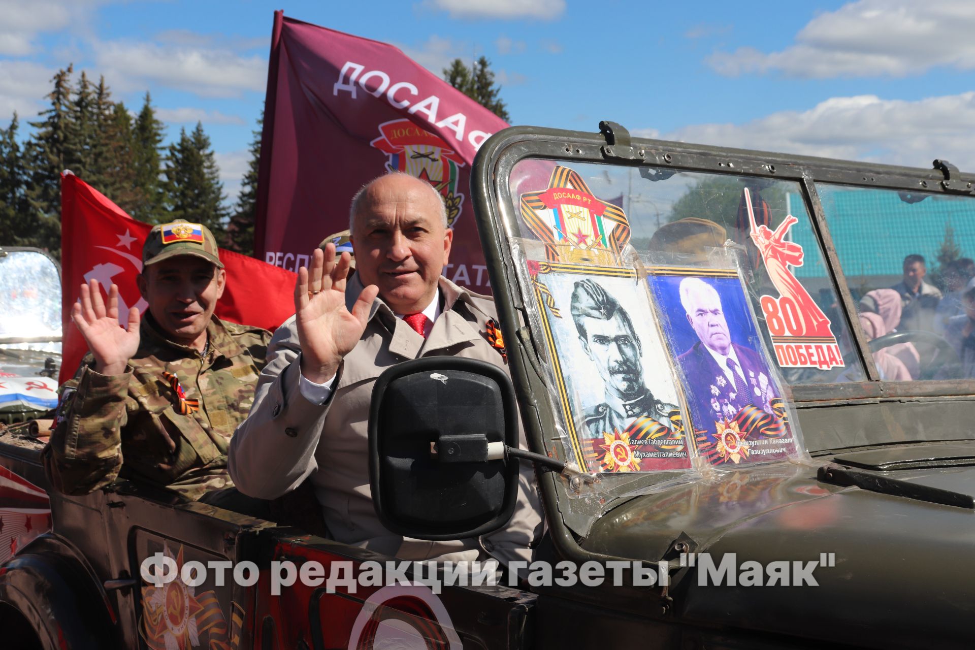 На площади Победы в Азнакаево возложили венки и цветы к мемориальному комплексу