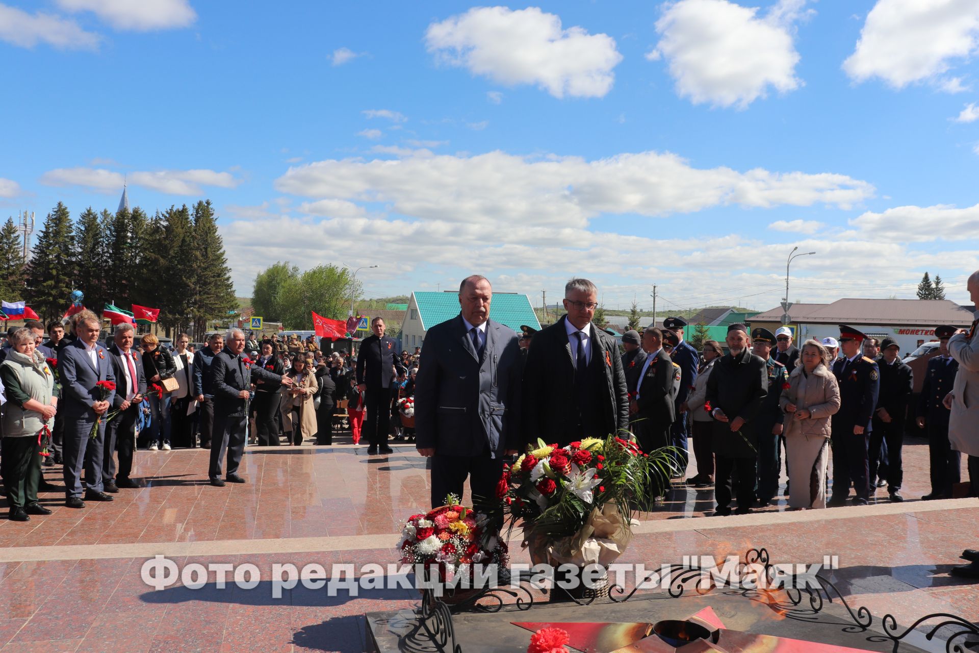 На площади Победы в Азнакаево возложили венки и цветы к мемориальному комплексу