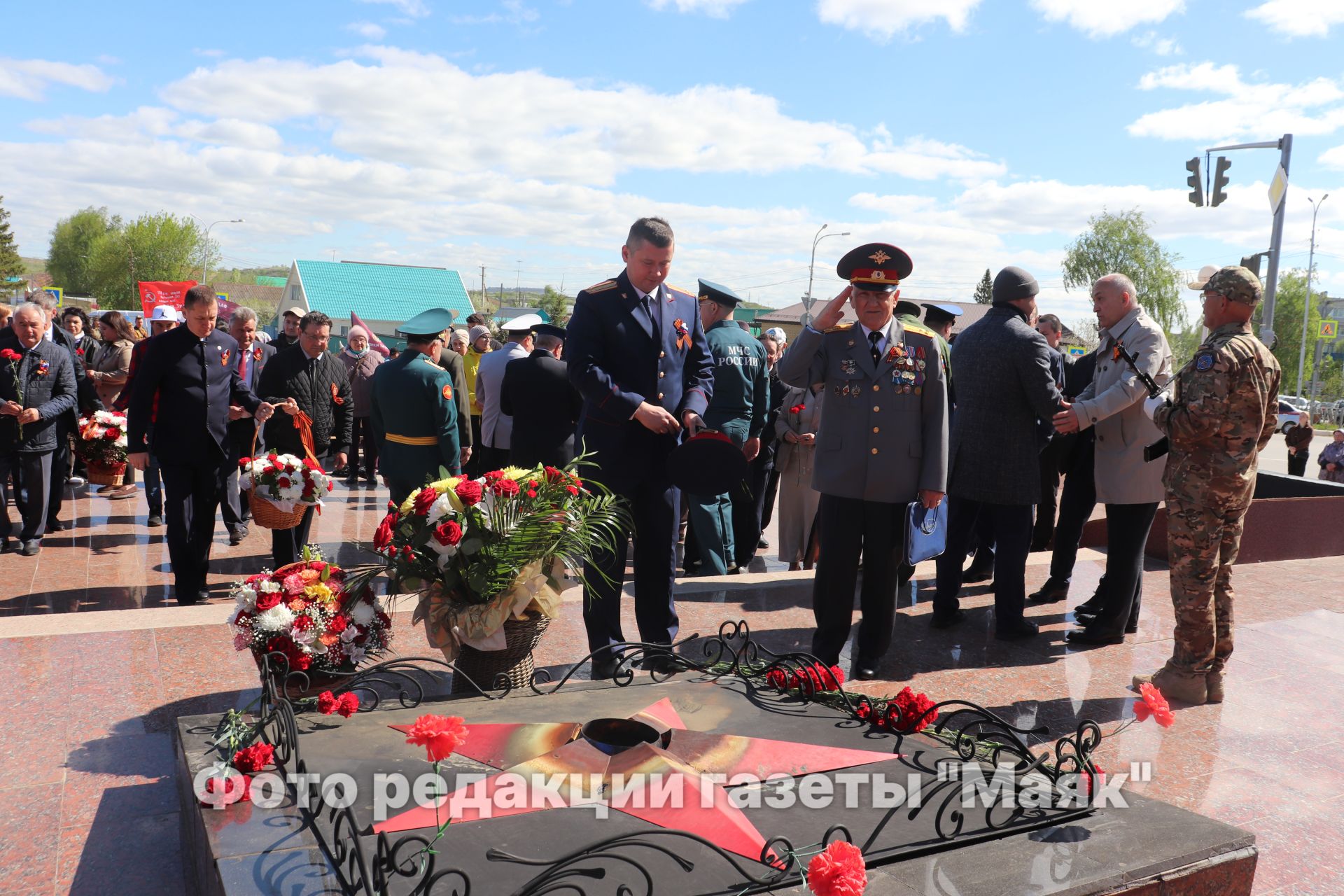 На площади Победы в Азнакаево возложили венки и цветы к мемориальному комплексу