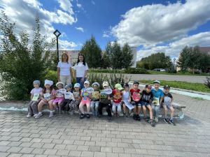 Татарстанда җәй. Район үзәк китапханәсе хезмәткәрләре балаларны китап белән дуслашырга өйрәтә