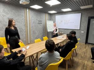 Ролевая игра «Голос помощи: телефон доверия» в Молодёжном центре «Тау»