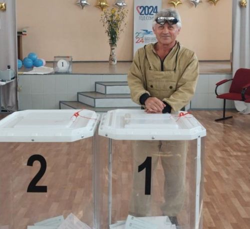 Четырехкратный чемпион мира по гиревому спорту Жамил Шакиров проголосовал в Актюбе