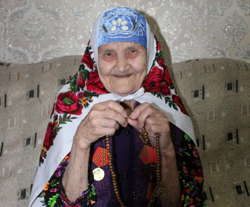 Азнакай районы Әсәй авылында яшәүче 100 яшьлек Мөхәссәнә РАХМАНОВА: “Кызлар кебек әле мин!”