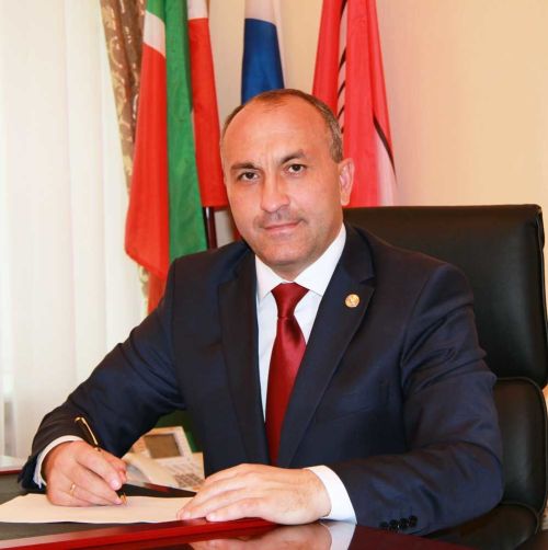 Азнакай район башлыгы юл хуҗалыгы хезмәткәрләрен бәйрәм белән котлады