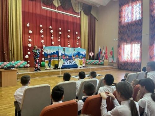 Азнакай укучылары юл кагыйдәләрен спектакль аша өйрәнә