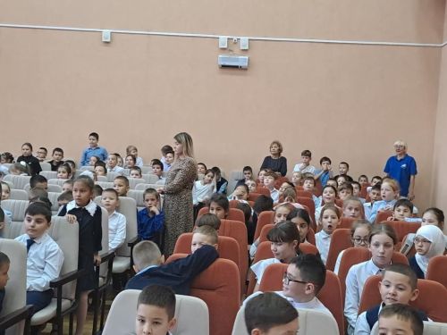 Азнакай укучылары юл кагыйдәләрен спектакль аша өйрәнә