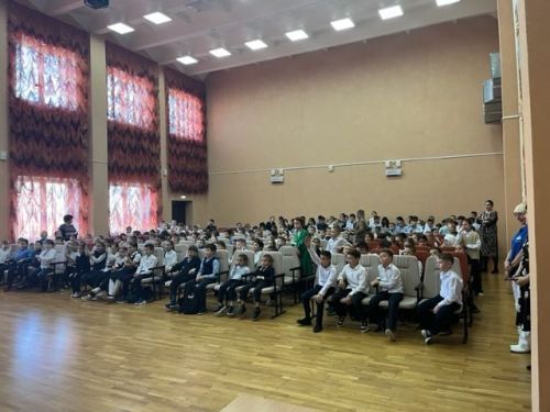 Азнакай укучылары юл кагыйдәләрен спектакль аша өйрәнә