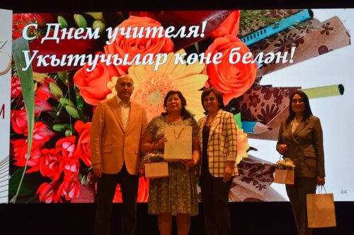 Азнакайда Укытучы көне бүләкләргә дә, җыр-моңга да бай үтте
