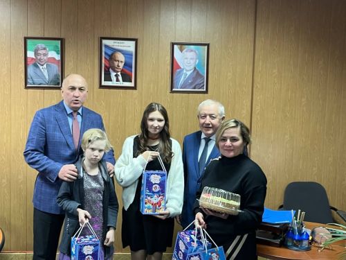 Рустам Мухамадеев и Марсель Шайдуллин порадовали детей подарками