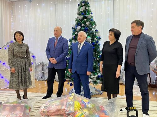 Рустам Мухамадеев и Марсель Шайдуллин порадовали детей подарками