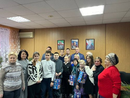 Рустам Мухамадеев и Марсель Шайдуллин порадовали детей подарками