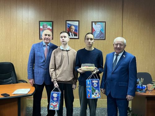 Рустам Мухамадеев и Марсель Шайдуллин порадовали детей подарками