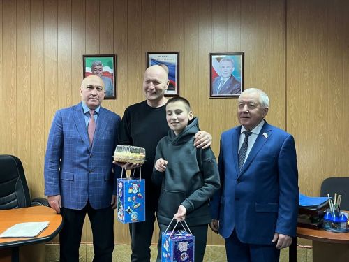 Рустам Мухамадеев и Марсель Шайдуллин порадовали детей подарками