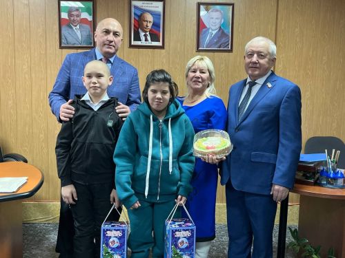 Рустам Мухамадеев и Марсель Шайдуллин порадовали детей подарками