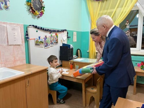 Рустам Мухамадеев и Марсель Шайдуллин порадовали детей подарками