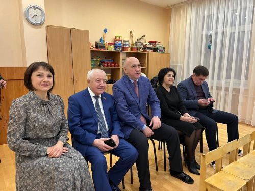 Рустам Мухамадеев и Марсель Шайдуллин порадовали детей подарками