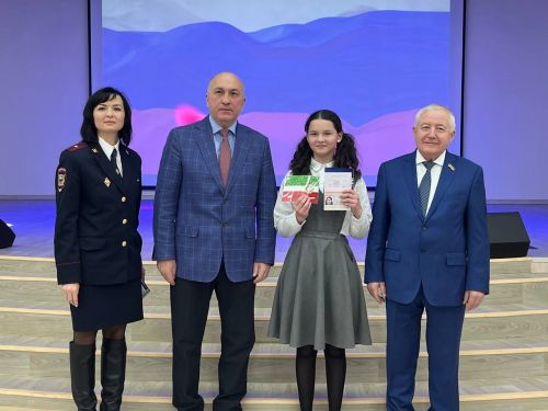 Яш азнакайлыларга паспортлар тапшырылды
