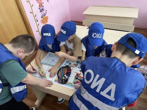 Кто знает правила дорожного движения, тому почет и уважение!
