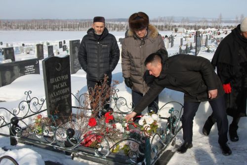 Азнакай районы җитәкчеләре Расих Шәкүровны искә алдылар