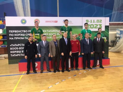 Азнакайлылар көрәш буенча республика беренчелегеннән җиңеп кайттылар